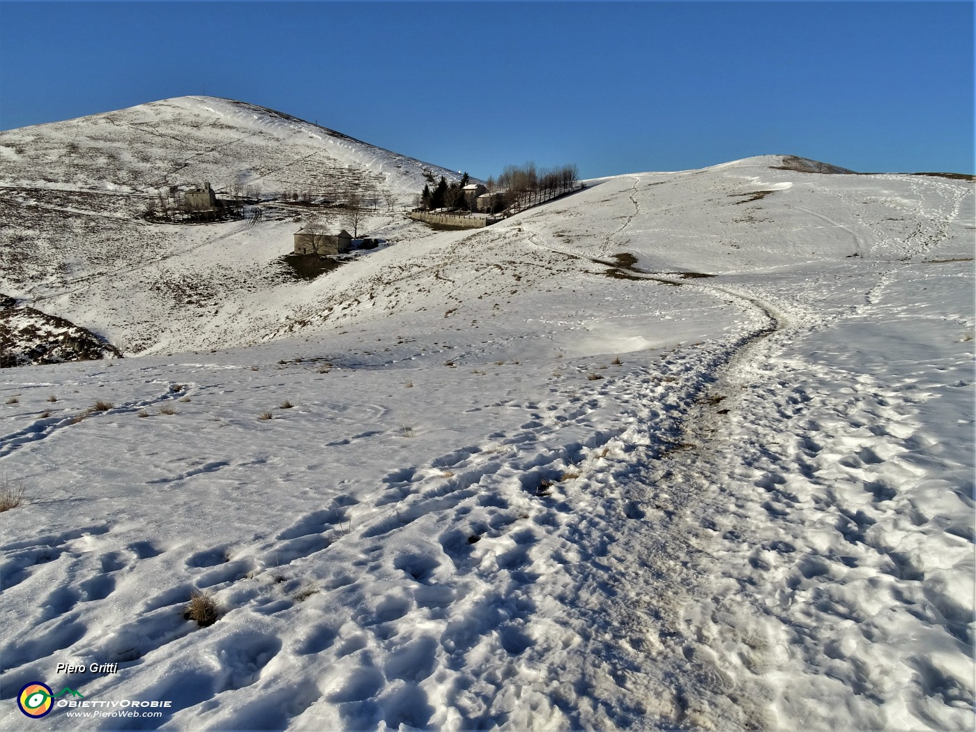 30 Sulle nevi del Linzone in fase di scioglimento.JPG